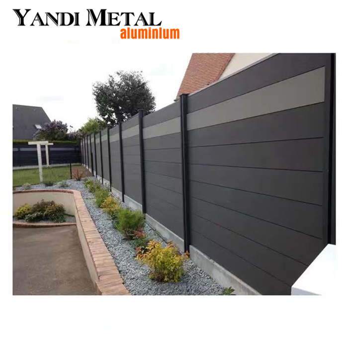 La cour extérieure de la ferme utilise une grille de clôture Wpc préfabriquée en plastique et bois composite, système de panneaux de clôture modulaires pour jardin privé.