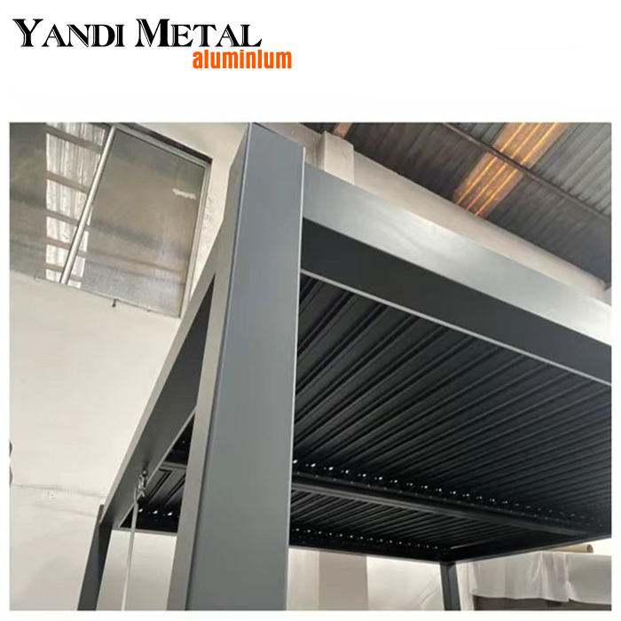 Toit à persiennes électriques rétractables en aluminium, éclairage étanche à intensité variable, système de pergola bioclimatique de luxe