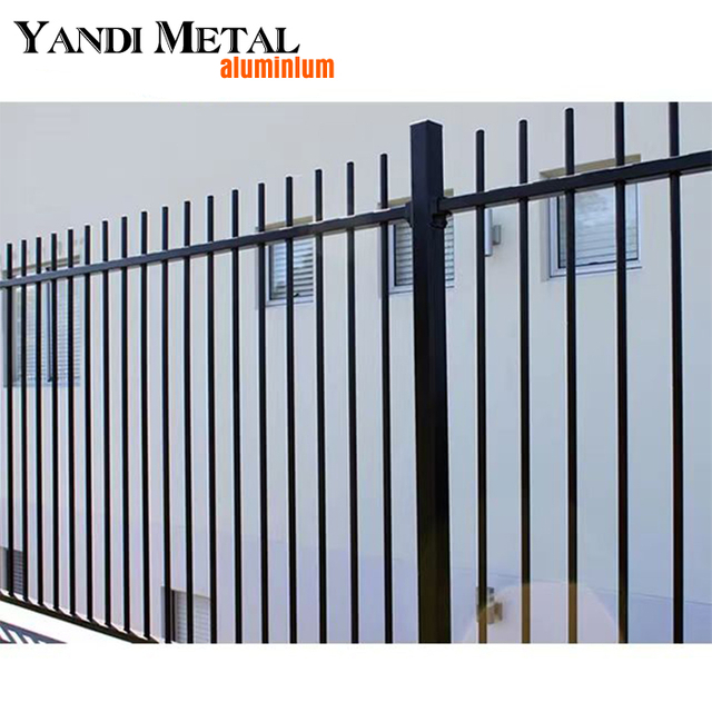 Les panneaux de clôture composites en aluminium enduit de poudre Yandi sont de bonne qualité et faciles à assembler pour la décoration extérieure