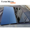 Le design miroir de couleur noir américain combine des portes de garage en aluminium avec des portes de garage automatiques modernes en verre.