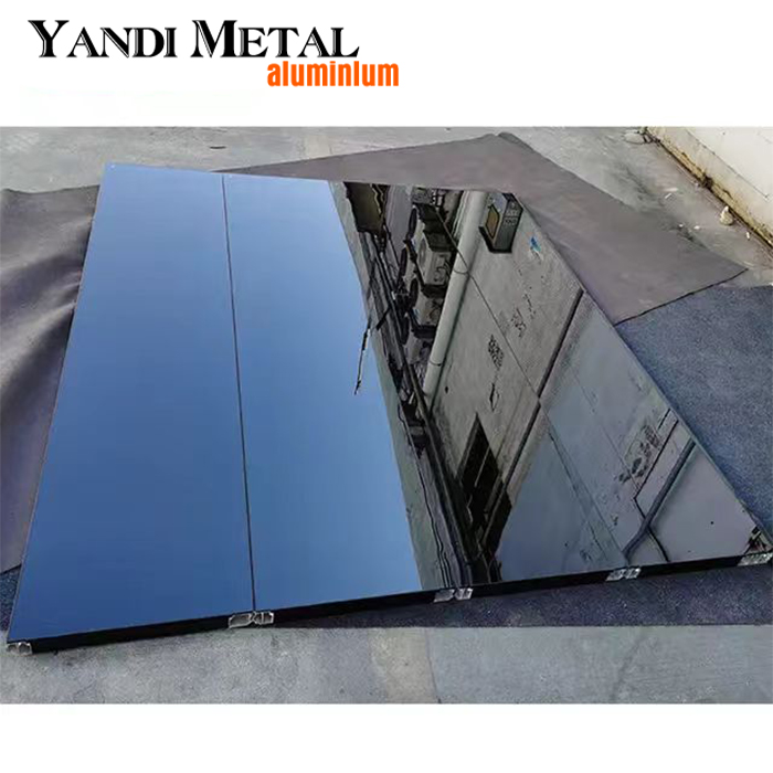 Le design miroir de couleur noir américain combine des portes de garage en aluminium avec des portes de garage automatiques modernes en verre.