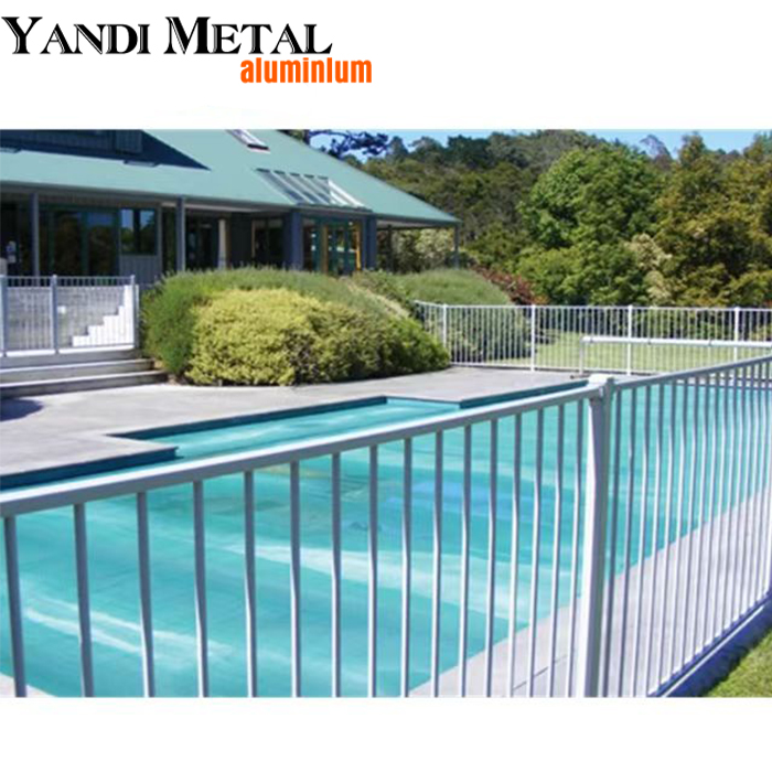 Les panneaux de clôture métalliques en aluminium enduit de poudre Yandi sont de bonne qualité et faciles à assembler pour les décorations extérieures