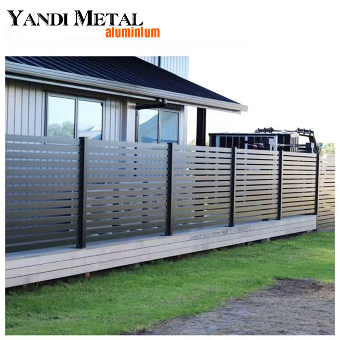 L'usine fournit directement différentes tailles de revêtements en poudre pour les panneaux de garde-corps extérieurs en bande d'aluminium pour les clôtures en aluminium de jardin privé
