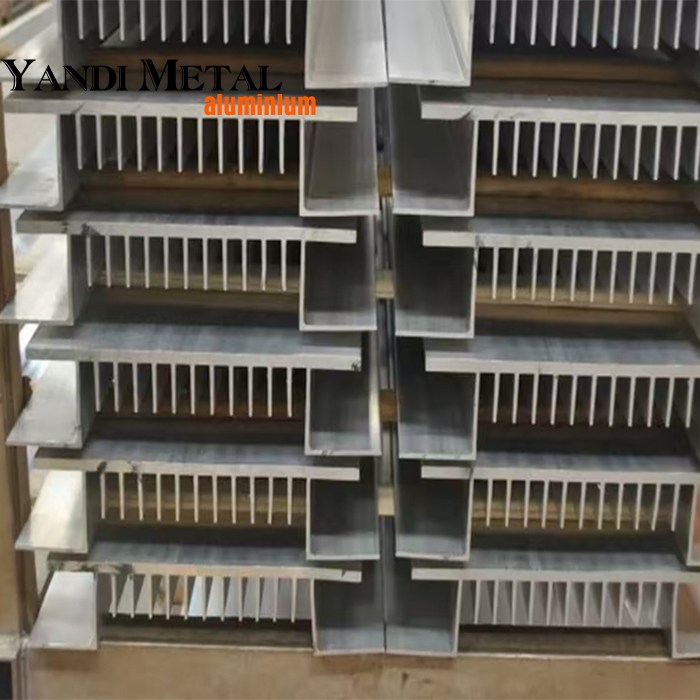 Dissipateur thermique à ailettes personnalisé, profil en aluminium, approvisionnement d'usine CNC, offre spéciale