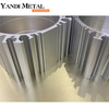 La commande numérique par ordinateur d'OEM coupant l'extrusion en aluminium industrielle de radiateurs de profil de radiateurs