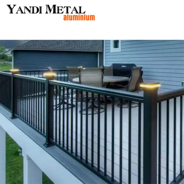 Les balustrades de clôture en aluminium de conception nouvelle sont fabriquées sur mesure pour les balcons en aluminium et les balcons d'escalier de toutes tailles