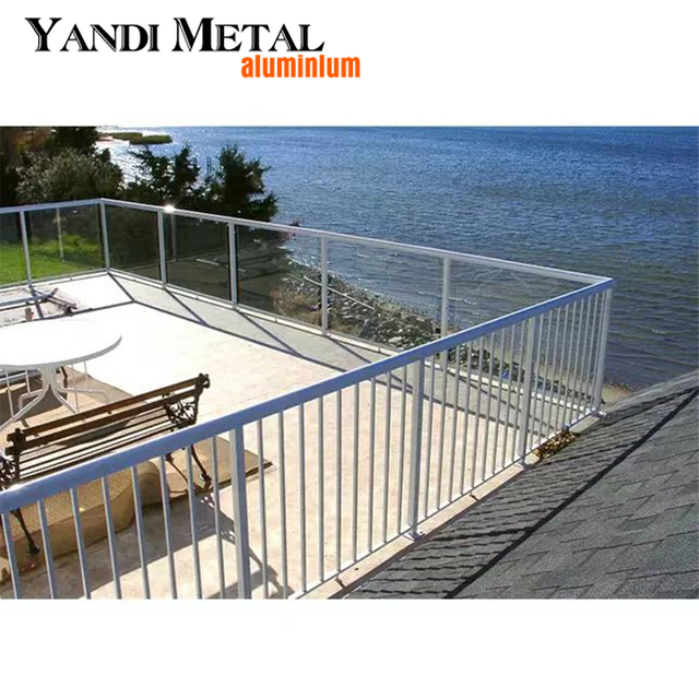 Garde-corps d'escalier en verre d'aluminium, pont ferroviaire de conception, garde-corps d'escalier extérieur en aluminium, conception de garde-corps d'escalier de maison extérieure en métal