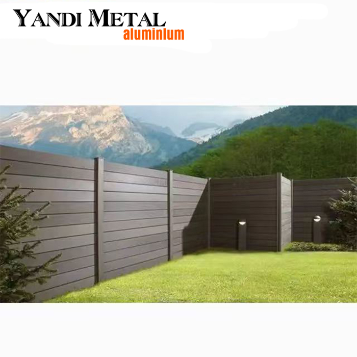 Maison avec cour de jardin de haute qualité décorée d'une clôture de sécurité de jardin privé WPC résistante aux UV