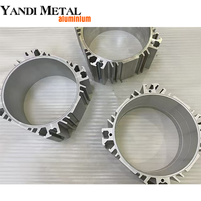 La commande numérique par ordinateur d'OEM coupant l'extrusion en aluminium industrielle de radiateurs de profil de radiateurs