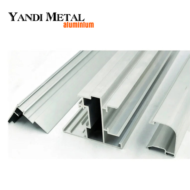Profilés extrudés en aluminium avec revêtement en poudre sur mesure de Yandi Aluminium