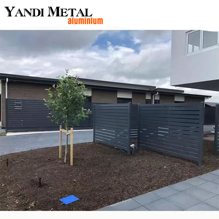 Des panneaux de clôture en aluminium de nouveau design de haute qualité décorent la clôture en aluminium de balcon en métal de porte de jardin