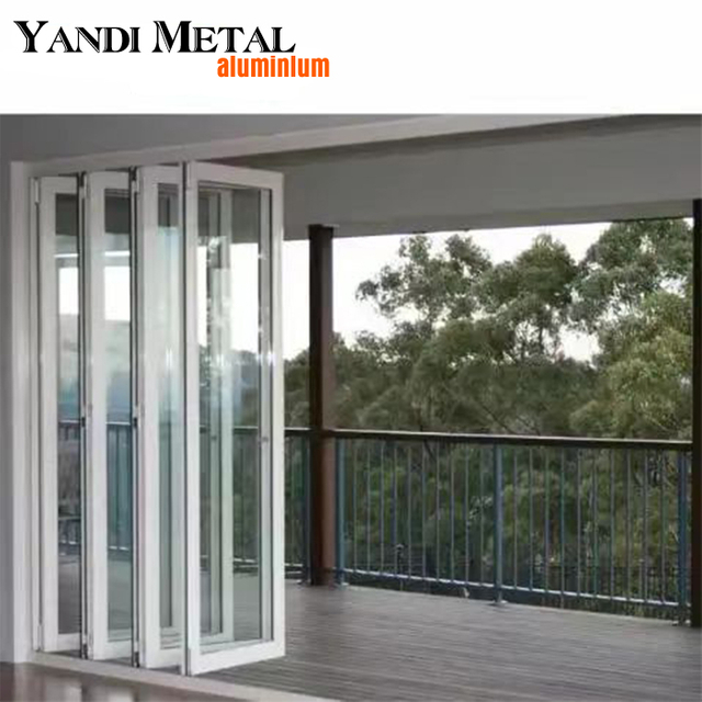 Le design moderne permet d'obtenir des portes en aluminium domestiques de qualité supérieure, des portes en aluminium à profil ultra-mince