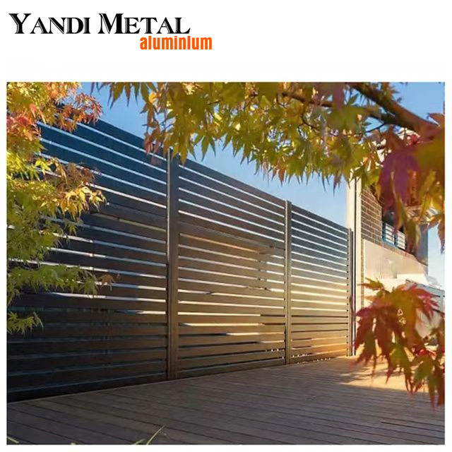 Yandi Factory fournit directement des panneaux de clôture extérieurs en bandes d'aluminium pour les clôtures en aluminium de jardin privé