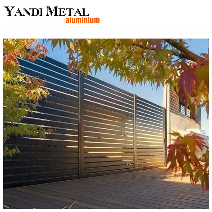 Yandi Factory fournit directement des panneaux de clôture extérieurs en bandes d'aluminium pour les clôtures en aluminium de jardin privé